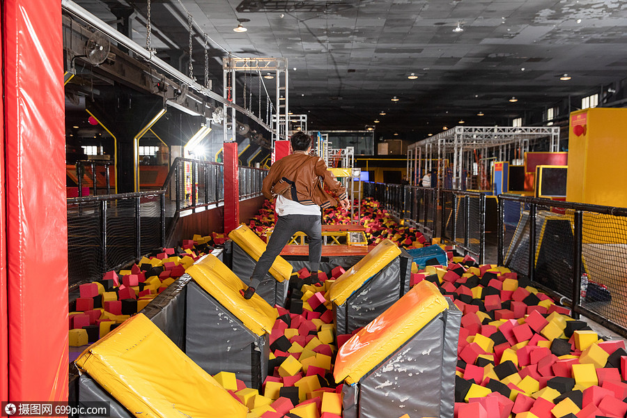 青年男性跑酷玩耍玩乐中国人