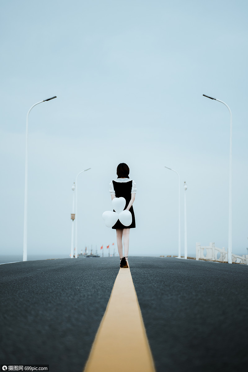 孤单道路上的一个女性背影伤感女孩