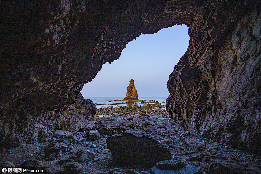 青岛网红打卡地石老人山洞海蚀石柱崂山旅游