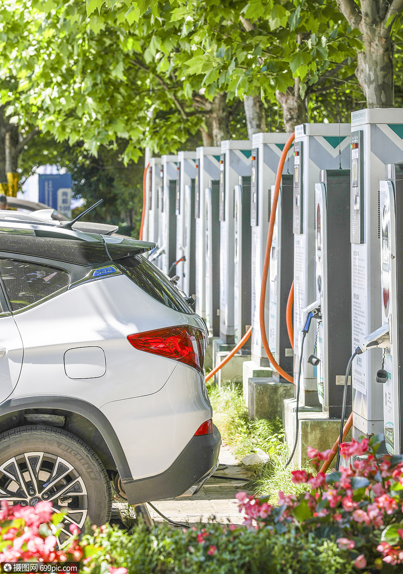 新能源汽车充电站充电的电动汽车