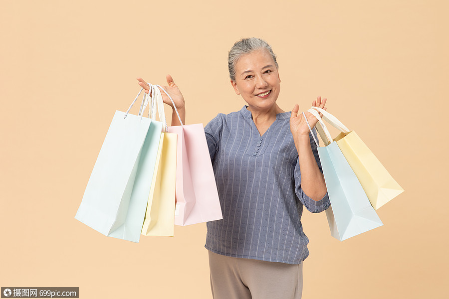 老年女性购物