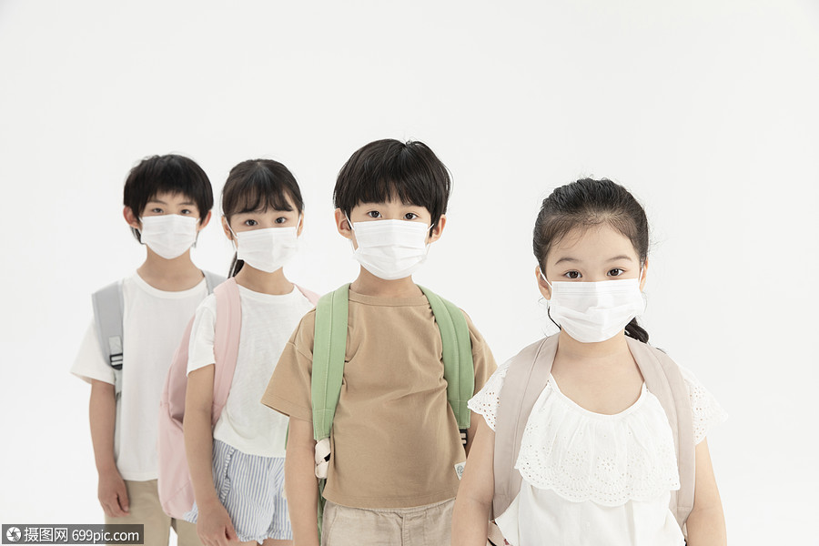 戴口罩排队上学的小学生上课亚洲人