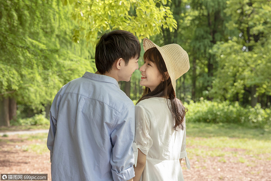 青年情侣户外公园散步男性亚洲人