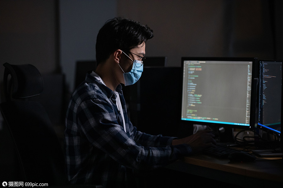 程序员戴着口罩加班