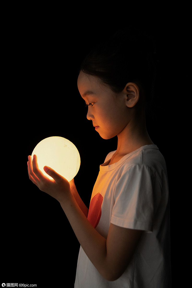 小女孩手捧发光灯