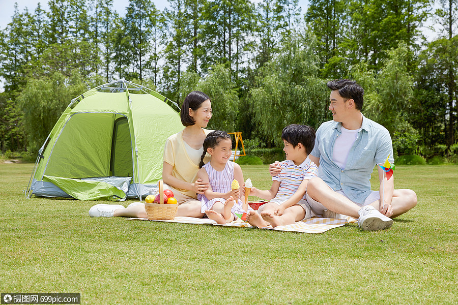 一家四口家庭出游野餐春游周末活动