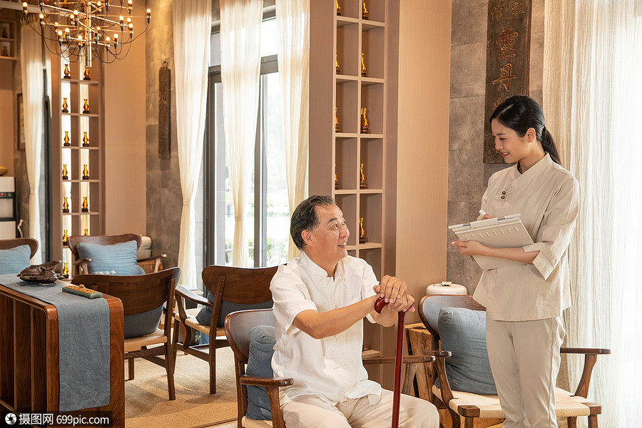 中医养生馆员工服务老人养生会所亚洲人