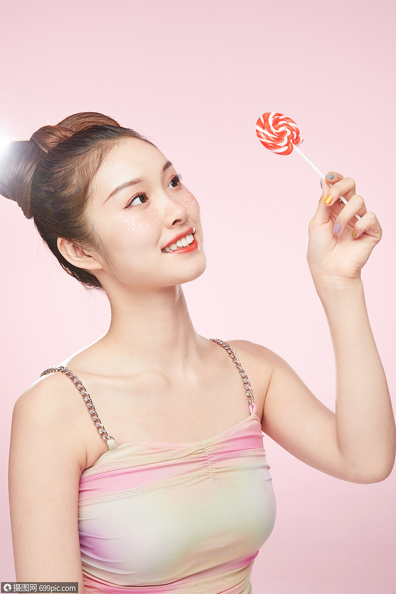 可爱女生手拿棒棒糖
