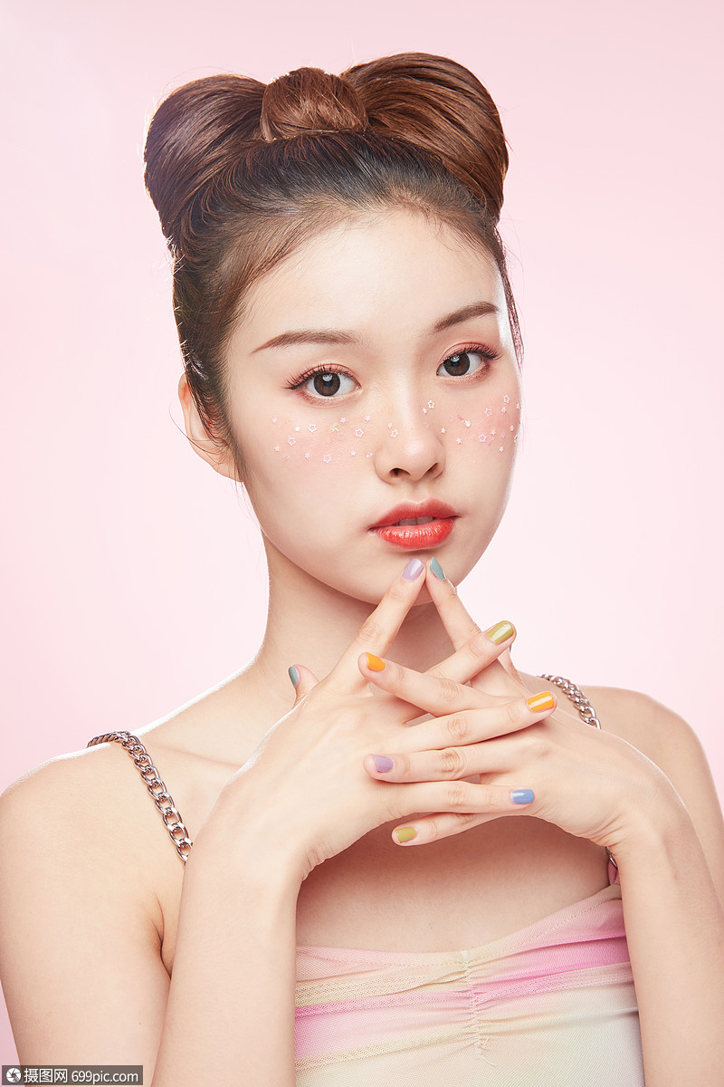 俏皮可爱美女年轻人妆容