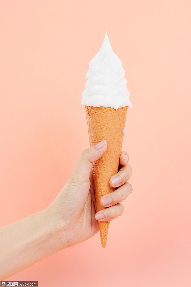 手握奶油原味冰淇淋甜筒夏日冰凉