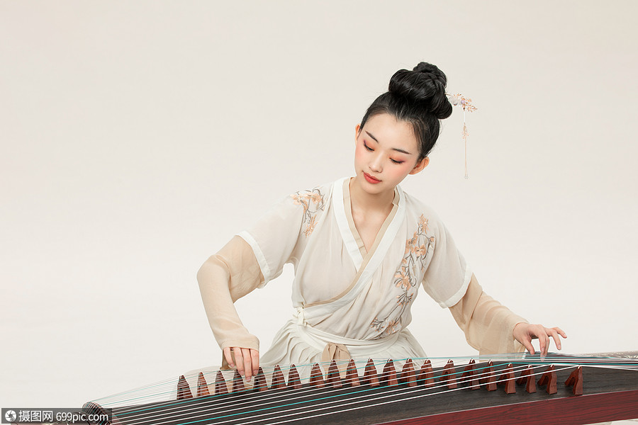 汉服古风美女弹古筝古装人物