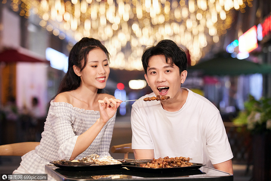 青年情侣夜市吃烤串烧烤宵夜