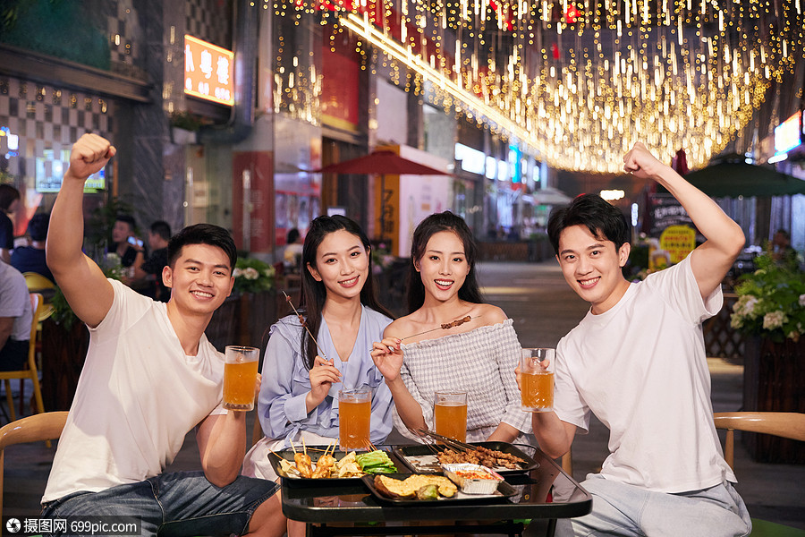 朋友聚会吃宵夜青年中国人