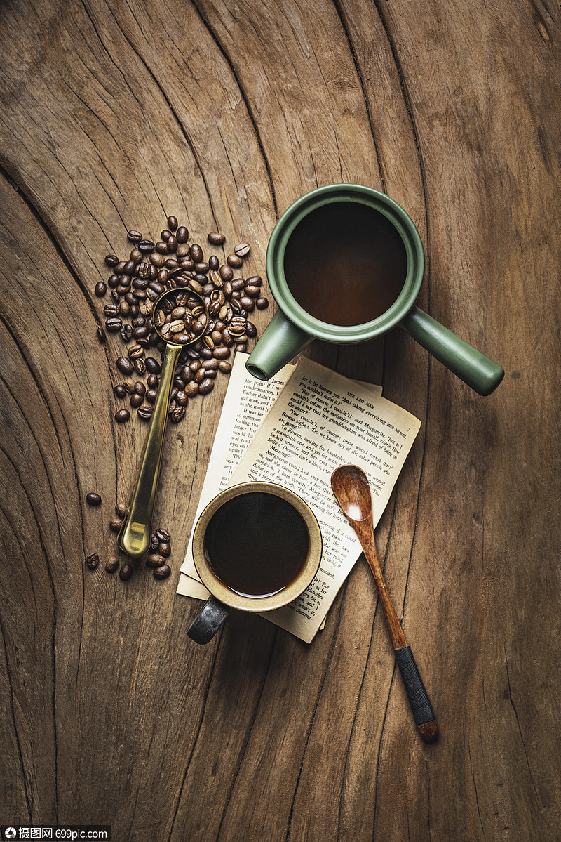 木板上美式咖啡俯拍咖啡豆桌面上的咖啡