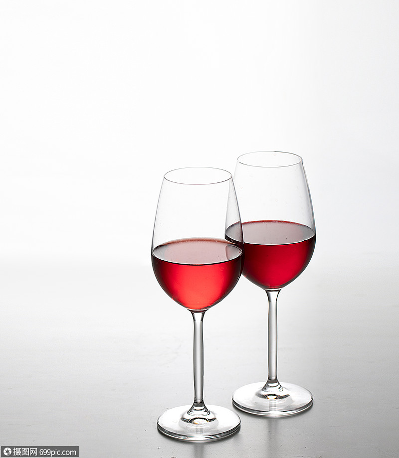 电商酒水饮料装杯特写