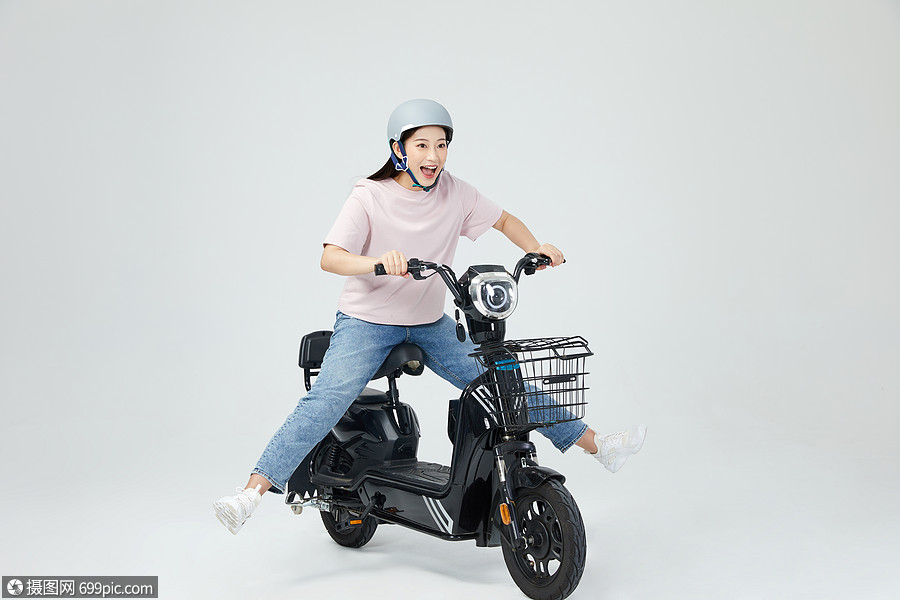 青年女性欢快骑电动车