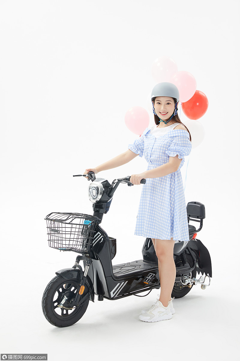 美女骑行电动车低碳出行