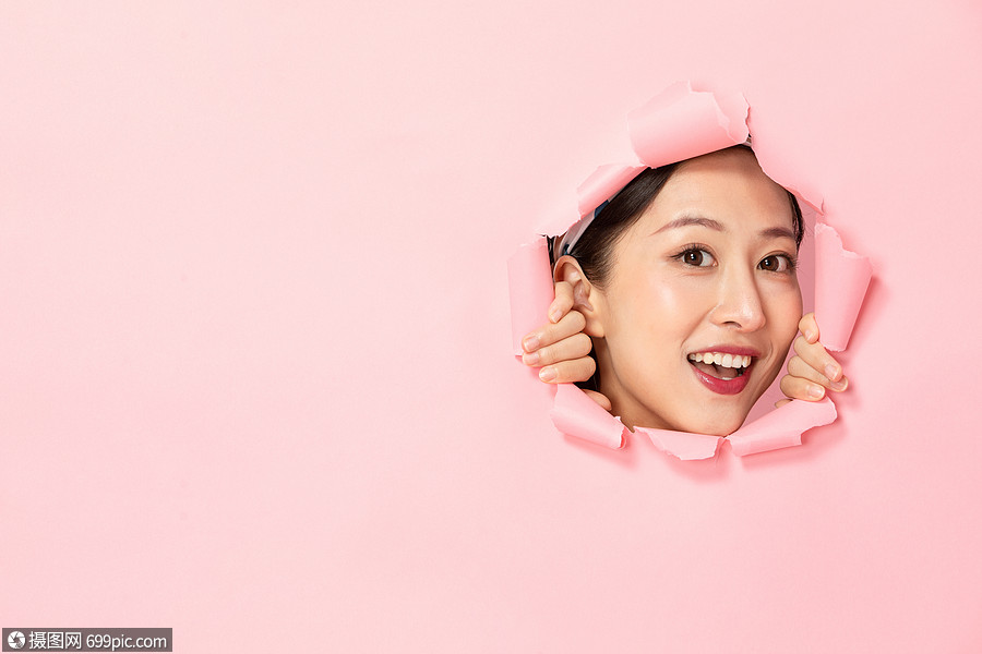 创意美女从背景纸里探出头模特亚洲人