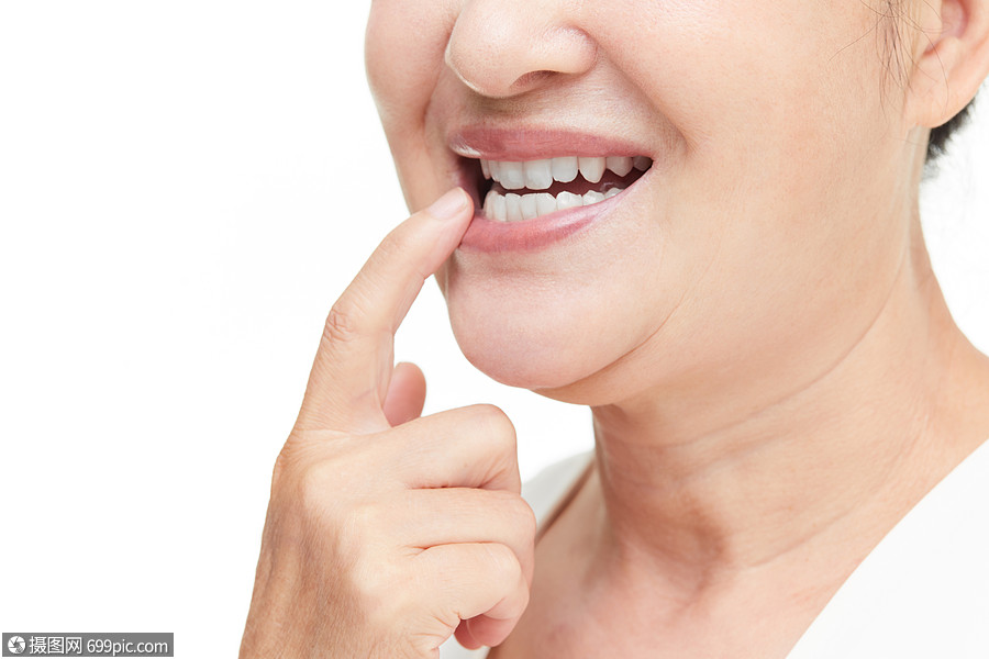 中老年女性露齿特写老年人口腔