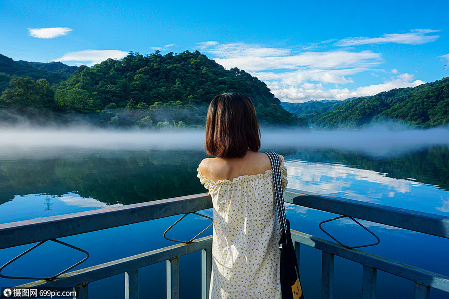 湖边看风景的女孩