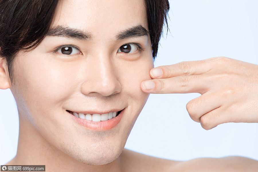 青年男性清爽护肤
