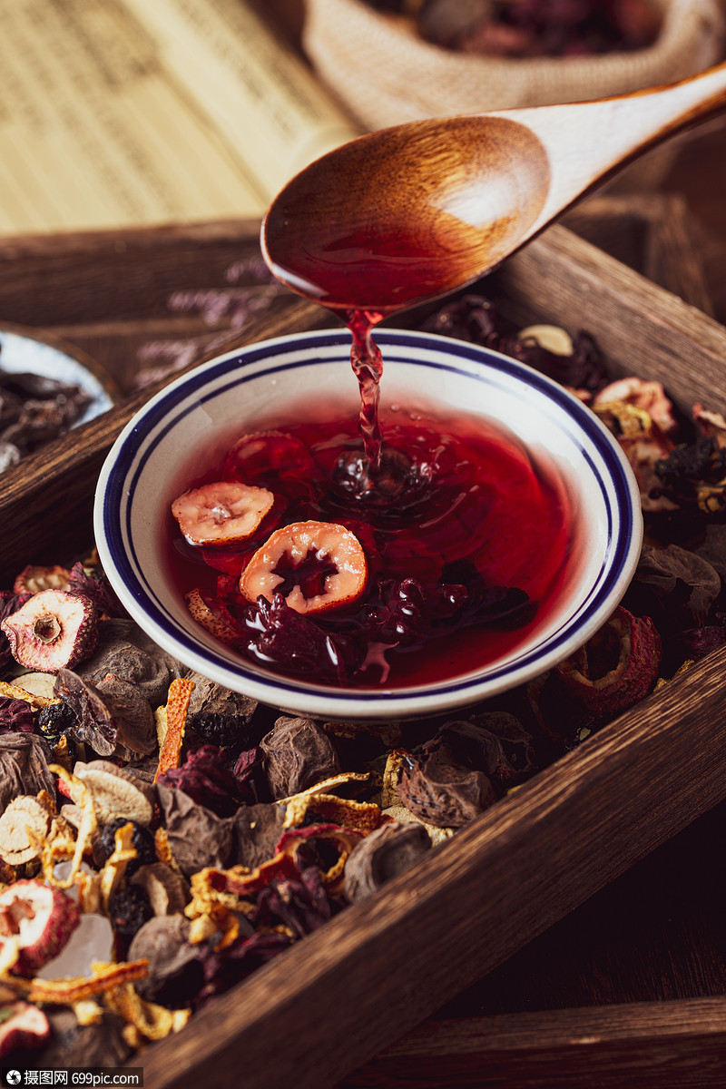 勺子舀起酸梅汁