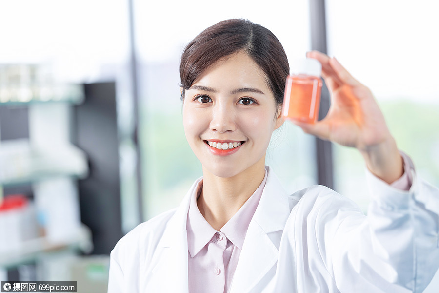 年轻女医生手拿药瓶展示
