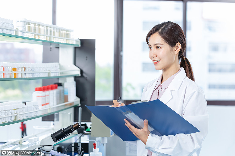 年轻女医疗科研人员记录实验数据