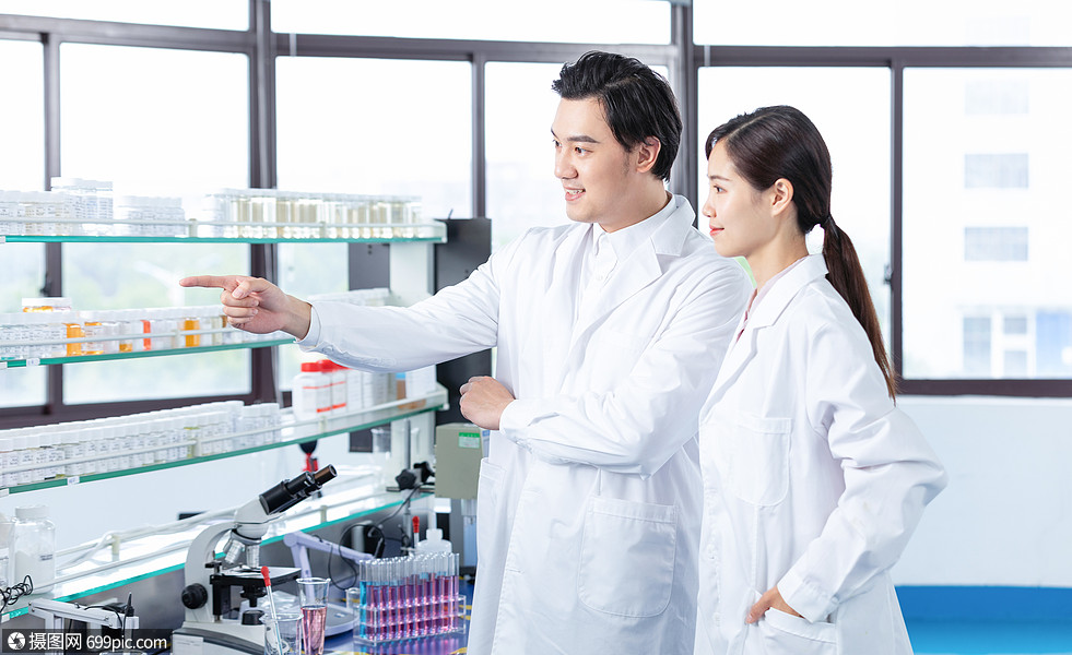 医疗科研人员介绍讲解药品