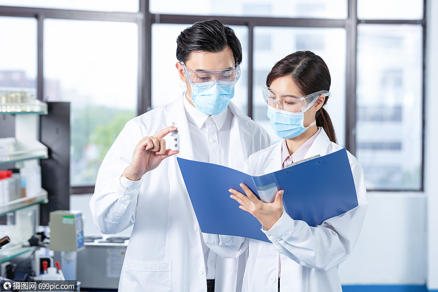 医疗科研人员交流讨论并记录实验数据