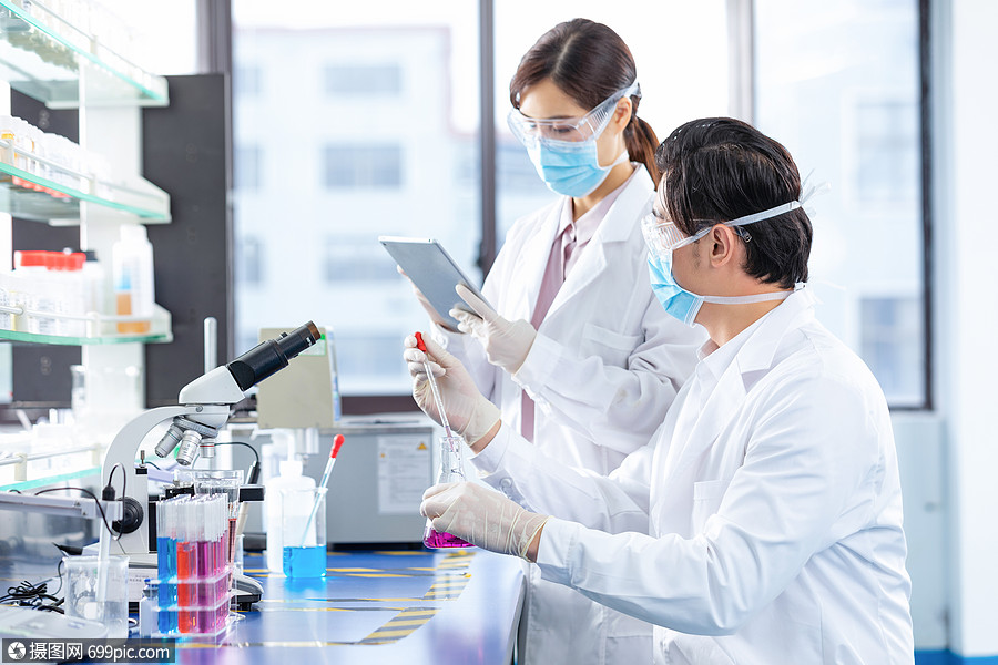 科研人员记录医疗实验数据研究生物学