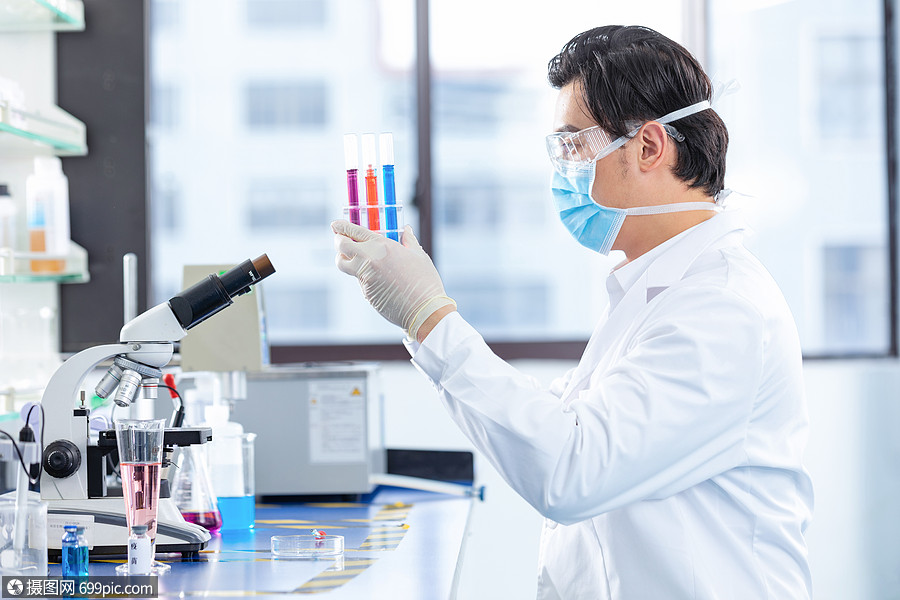 男性医疗科研人员观察实验试管