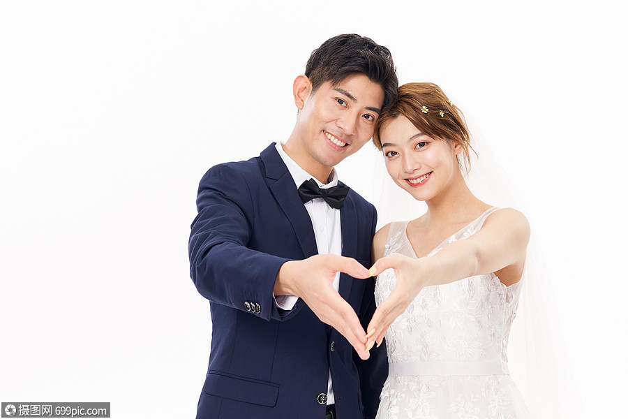 年轻情侣结婚比心姿势人物写真