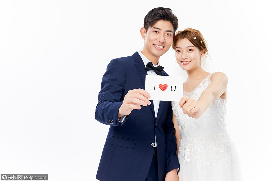 照片 人物情感 新婚夫妻一起拿着结婚请柬.jpg