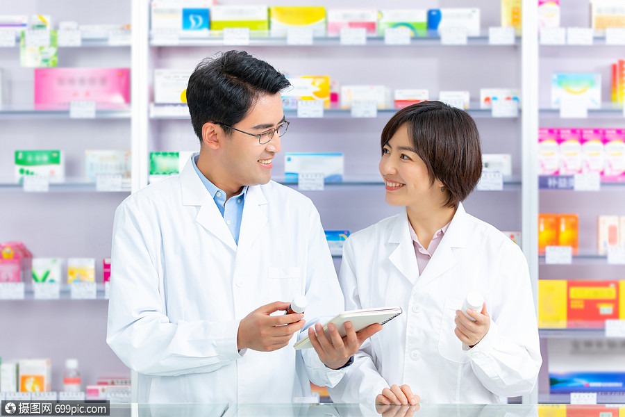 药剂师在药房沟通交流