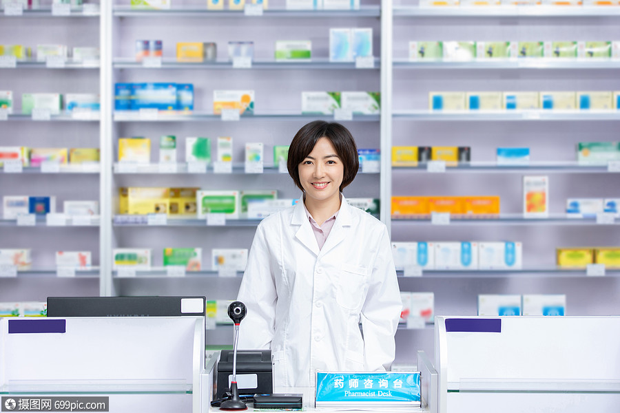 执业药师应佩戴标明其姓名技术职称等内容的胸卡2驻店执业药师必须对