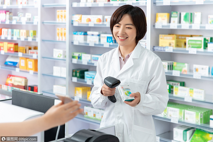 药剂师用扫码枪扫客户手机支付药店微笑服务