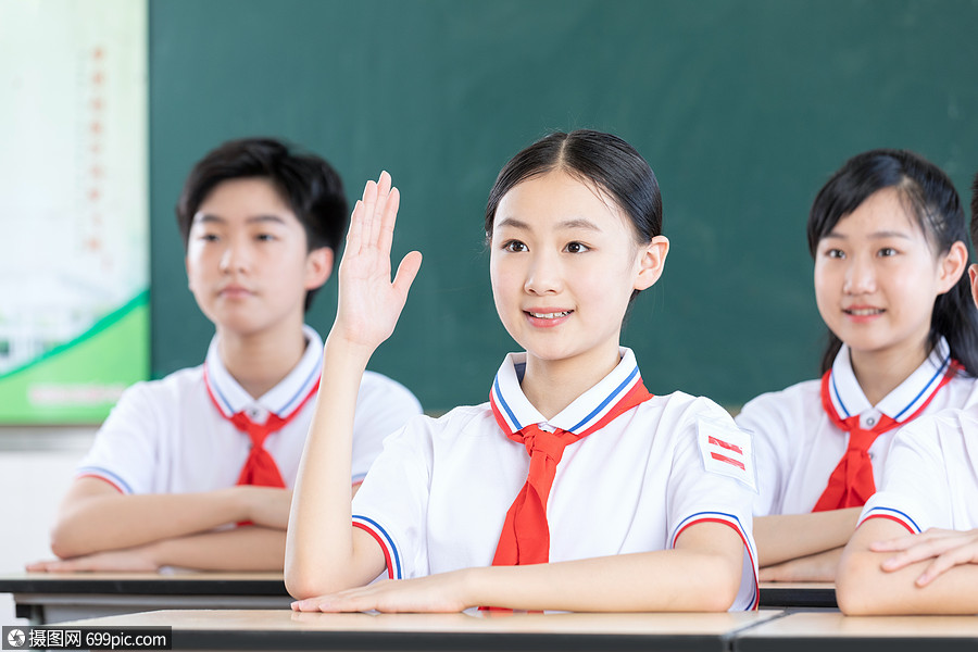 学生课堂上举手抢答少先队员成长