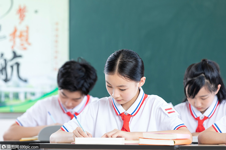 认真听课做笔记的初中生