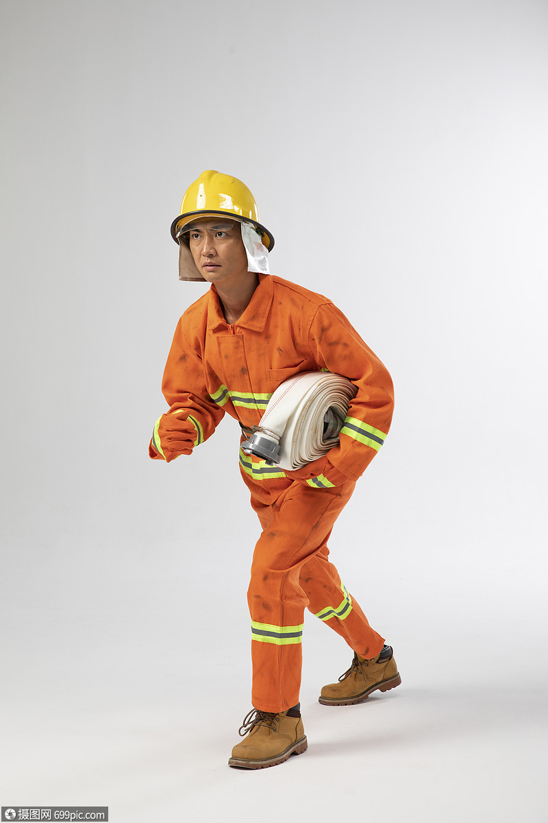 抱着消防水袋奔跑的消防员