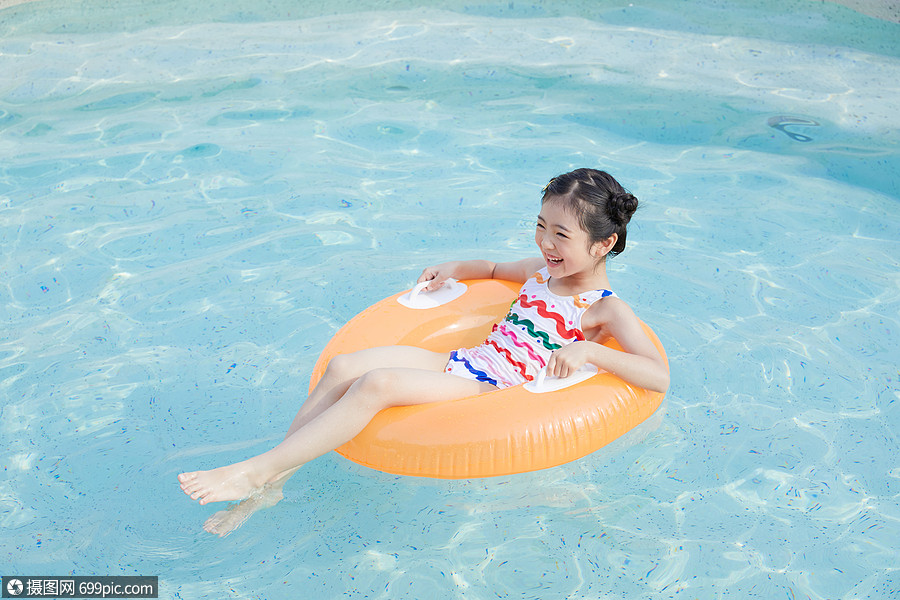 小女孩泳池里开心玩水中国人女生
