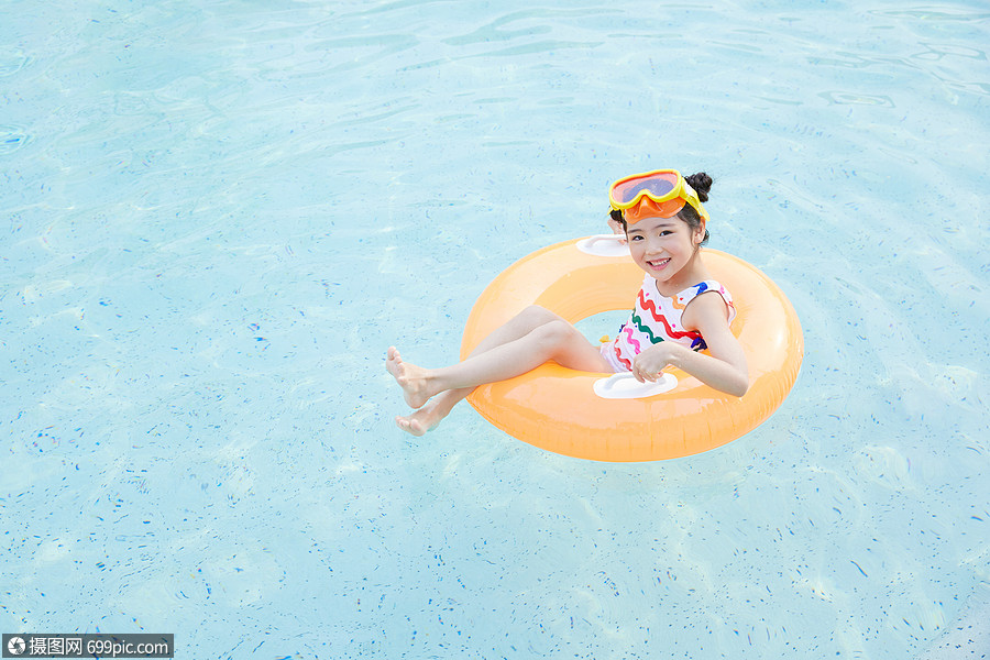小女孩泳池里开心玩水模特人物