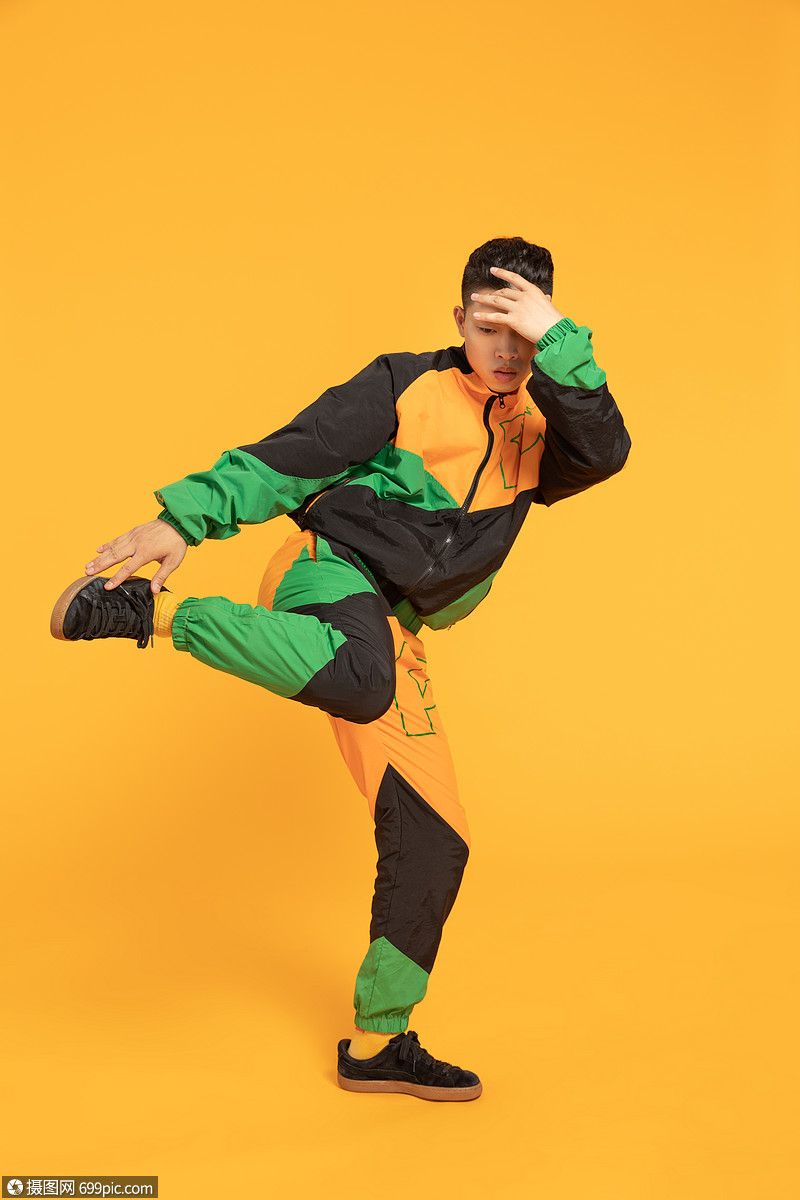 年轻街舞男生跳舞青年popin