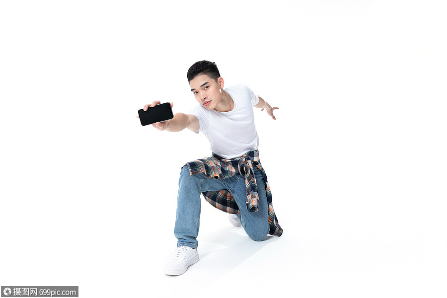 年轻街舞男生动作展示黄种人技巧