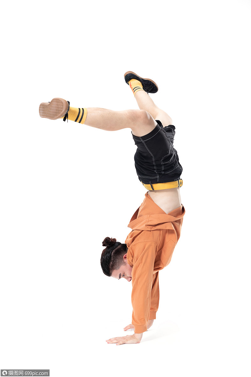 年轻街舞男生展示大风车黄种人技巧