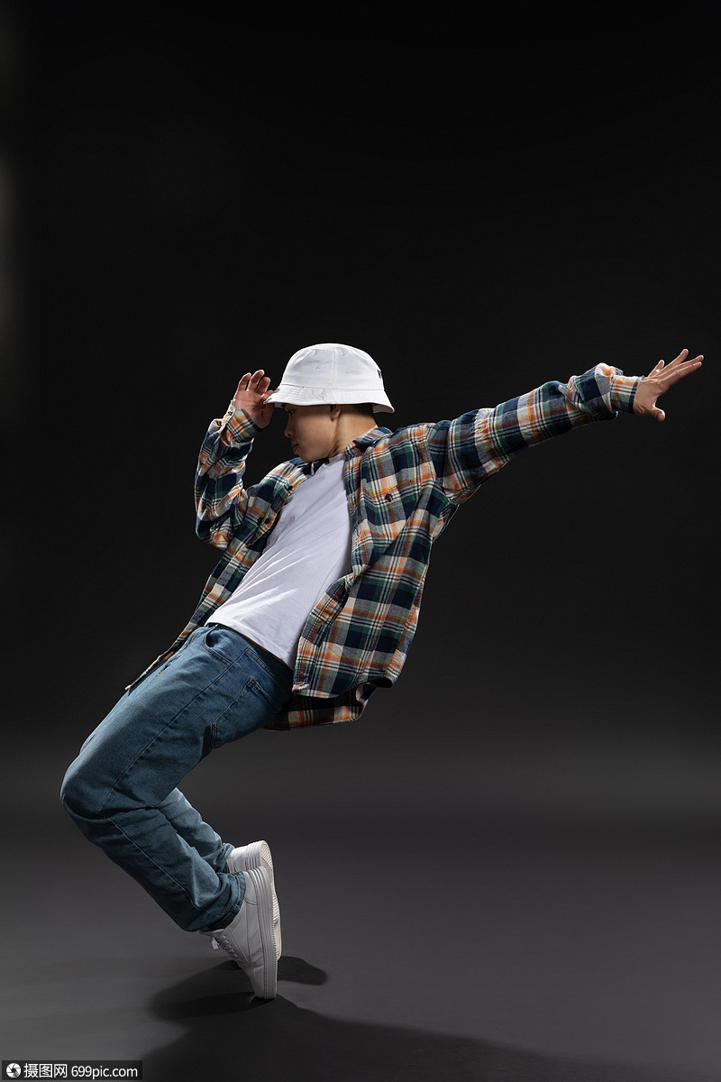 年轻男生跳街舞breaking定格舞蹈solo
