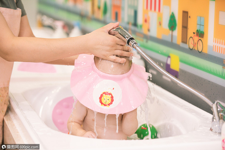 阿姨给婴幼儿洗澡洗头特写婴儿婴儿洗澡