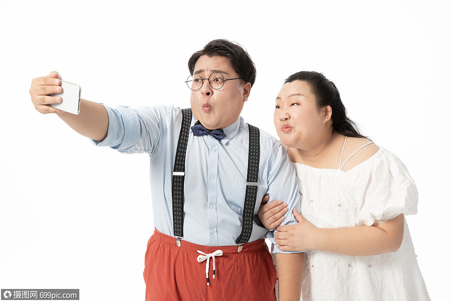 年轻肥胖情侣用手机一起自拍胖子青年
