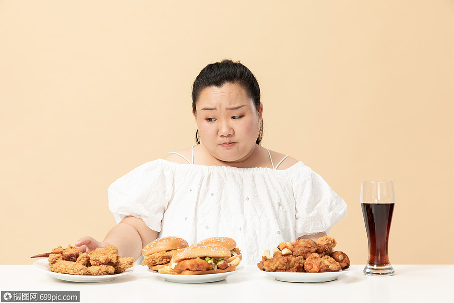 胖女生渴望美食表情超重青年