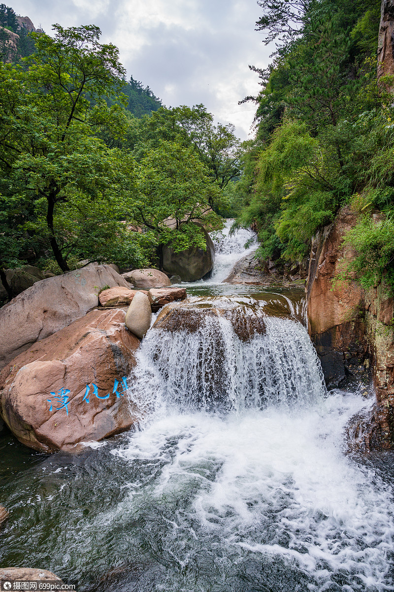 青岛崂山北九水风景区瀑布夏季